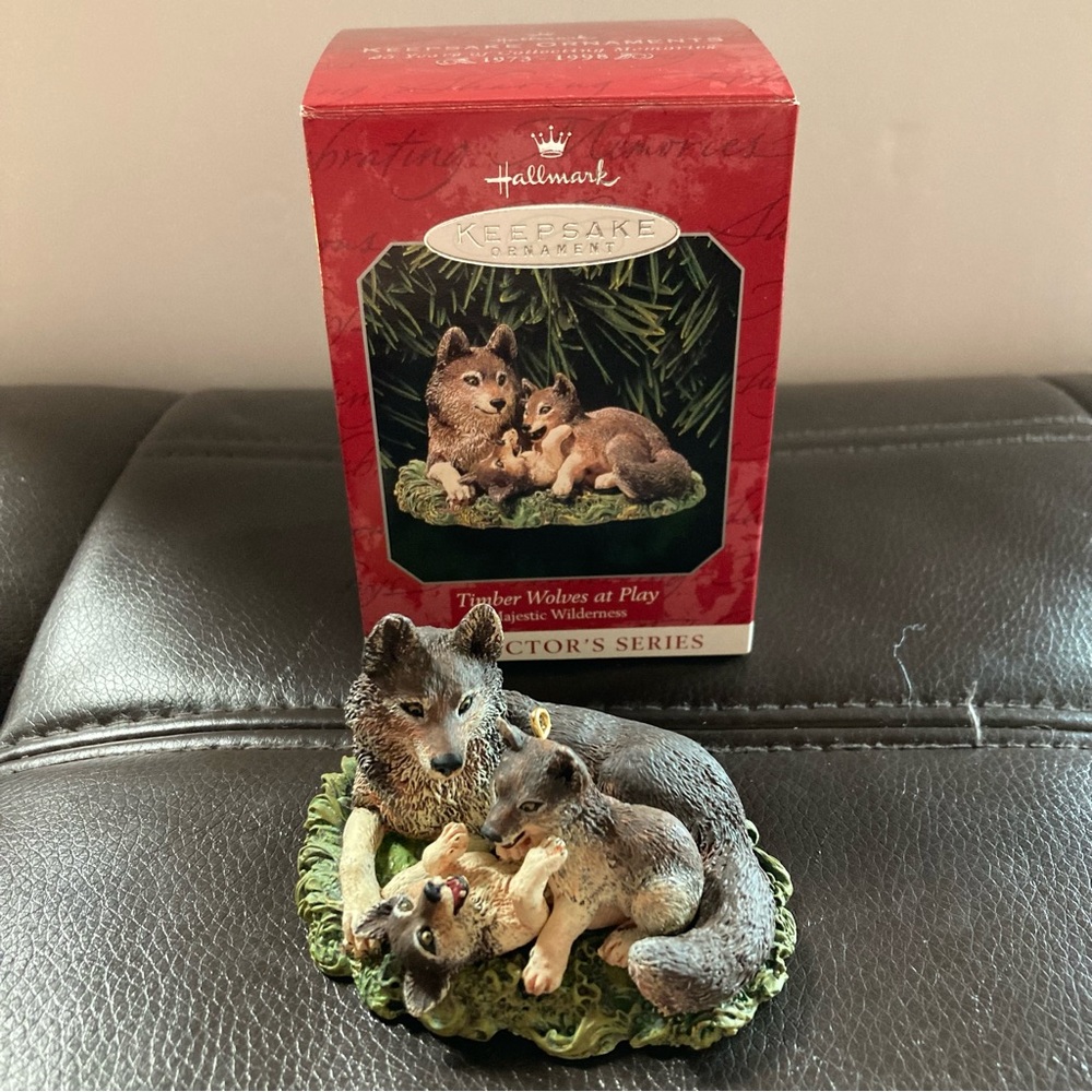 VTG 1998 Hallmark Keepsake Ornament Timber Wolves at Play